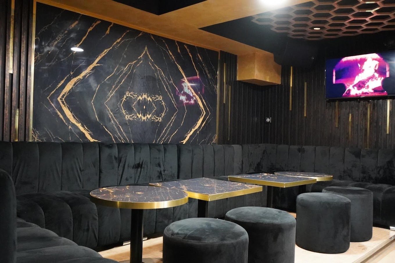 Salon intérieur du bar à chicha TED LOUNGE à Colmar, banquettes noires et marbre doré