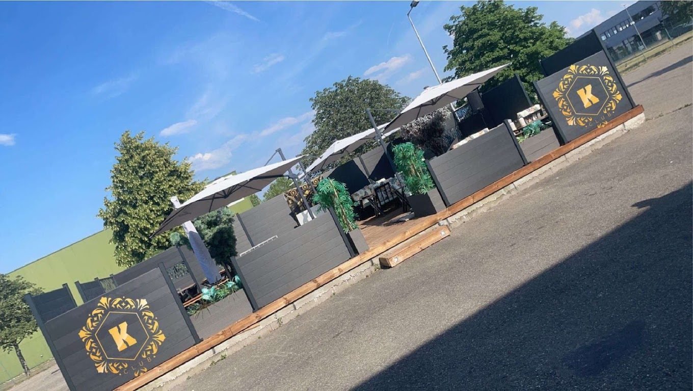 Terrasse extérieure du bar TED LOUNGE à Colmar avec parasols et espace lounge